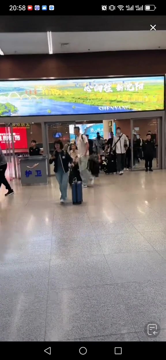辽宁球迷在机场对着广东男篮喊：索嗨嗨，索嗨嗨，咋不嗨嗨了