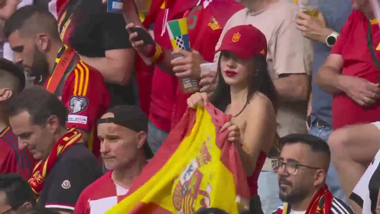导播很懂！西班牙的火热烈焰红唇女球迷